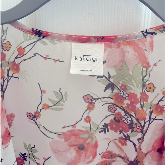 Beautiful floral kimono - Picture 2 of 2